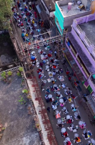 এ বারও আলপনা প্রতিযোগিতা হচ্ছে। অংশগ্রহণ করছেন ৮০০ জনেরও বেশি প্রতিযোগী। 