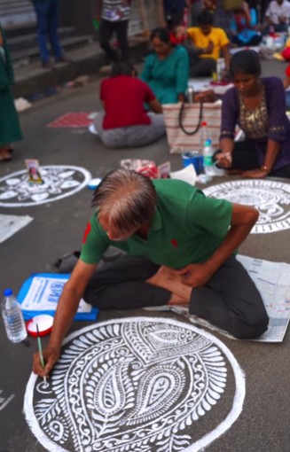 এই প্রতিযোগিতায় বয়সের কোনও সীমারেখা নেই। আট থেকে আশি সকলেই রাস্তায় বসে আলপনা আঁকছেন।
