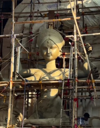 অন্য দিকে, সমান তালে চলছে প্রতিমা গড়ার কাজ। শিল্পীর হাতের ছোঁয়ায় ধীরে ধীরে রূপ পাচ্ছে মায়ের মৃণ্ময়ী মূর্তি। 