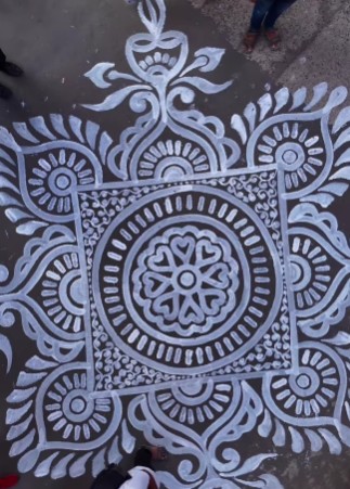 উদ্যোক্তাদের প্রয়াসে বছরের এই সময়টায় পুজো মণ্ডপ সংলগ্ন রাস্তাটি নানা ধরনের আলপনায় সেজে ওঠে। 