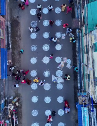 এমন অভিনব আয়োজন দেখতেও বহু মানুষ ভিড় জমান। তাঁরা অনেকেই আসেন চন্দননগরের বাইরে থেকে।