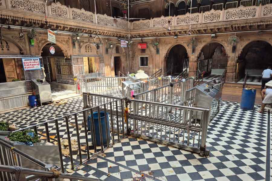 During inspection work What is found from Banke Bihari Temple's treasury