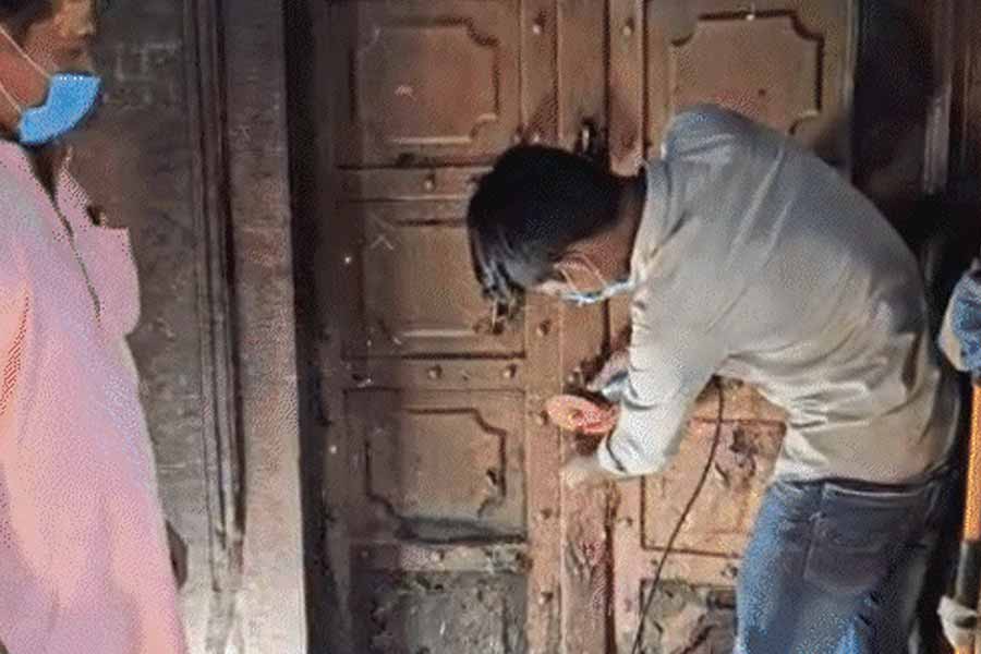 During inspection work What is found from Banke Bihari Temple's treasury
