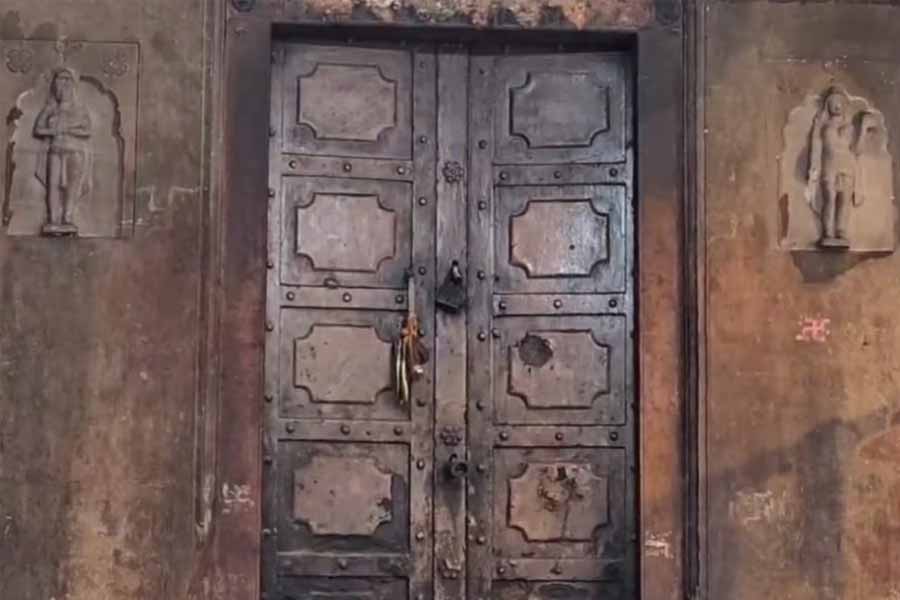 During inspection work What is found from Banke Bihari Temple's treasury