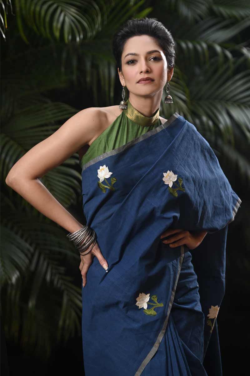 কেউ বলেন কালী উগ্র, কালী ধ্বংসাত্মক। কালীর সাজও অনেকের কাছে ভয়াবহ। বাড়ির অবাধ্য মেয়েটির মতো। অথচ তাতেই লুকিয়ে শক্তি। সময়ের শক্তি, বিশ্বচালিকা শক্তি। নারীর অন্তরের সেই শক্তি নানা সময়ে প্রকাশ পেয়েছে যেমন কাজের মাধ্যমে, তেমনই আবার তা তুলে ধরার দায়িত্ব পালন করে চলেছে নারীর সাজ। সময়ের সঙ্গে বদলে বদলে গিয়েছে সাজের ধরন। বাঙালির শাড়ি-গয়না পরার কায়দাতেই এসেছে কত বদল। অভিনেত্রী সুস্মিতা চট্টোপাধ্যায়ের কালীপুজোর নানা সাজে উঠে এল তেমনই নানা সময়ের সাজের কথা। ভূষণে শক্তি প্রকাশের ইতিহাস।