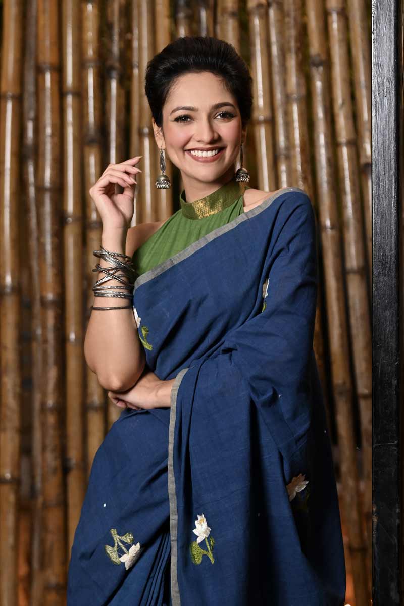 শাড়ির কাপড় বাছাই থেকে শুরু করে শা়ড়ি পরার কায়দা, সবই পাল্টেছে সময়ের সঙ্গে সঙ্গে। হাল আমলে মেয়েদের বাইরে যাতায়াত যেমন বেশি, তেমন বেড়েছে পশ্চিমী জীবনধারার প্রভাব। সবের সঙ্গে মানিয়েই চলছে নারীদের জীবন। ফলে শাড়ি পরলেও তাতে জীবনধারার ছাপ স্পষ্ট থাকে যেন।  