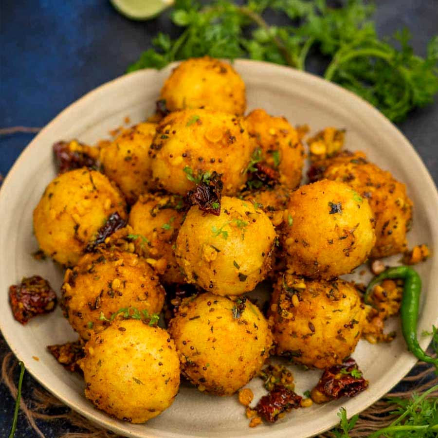 বানিয়ে ফেলুন সুজির বল।