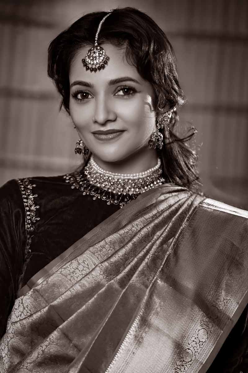 সুস্মিতা এখানে পরেছেন তাঞ্চই বেনারসির সঙ্গে সে সময়ের ধাঁচের গয়না। বেনারসি পরার ধরনই বলে দেয় ব্যক্তিত্বের গাম্ভীর্যের কথা।