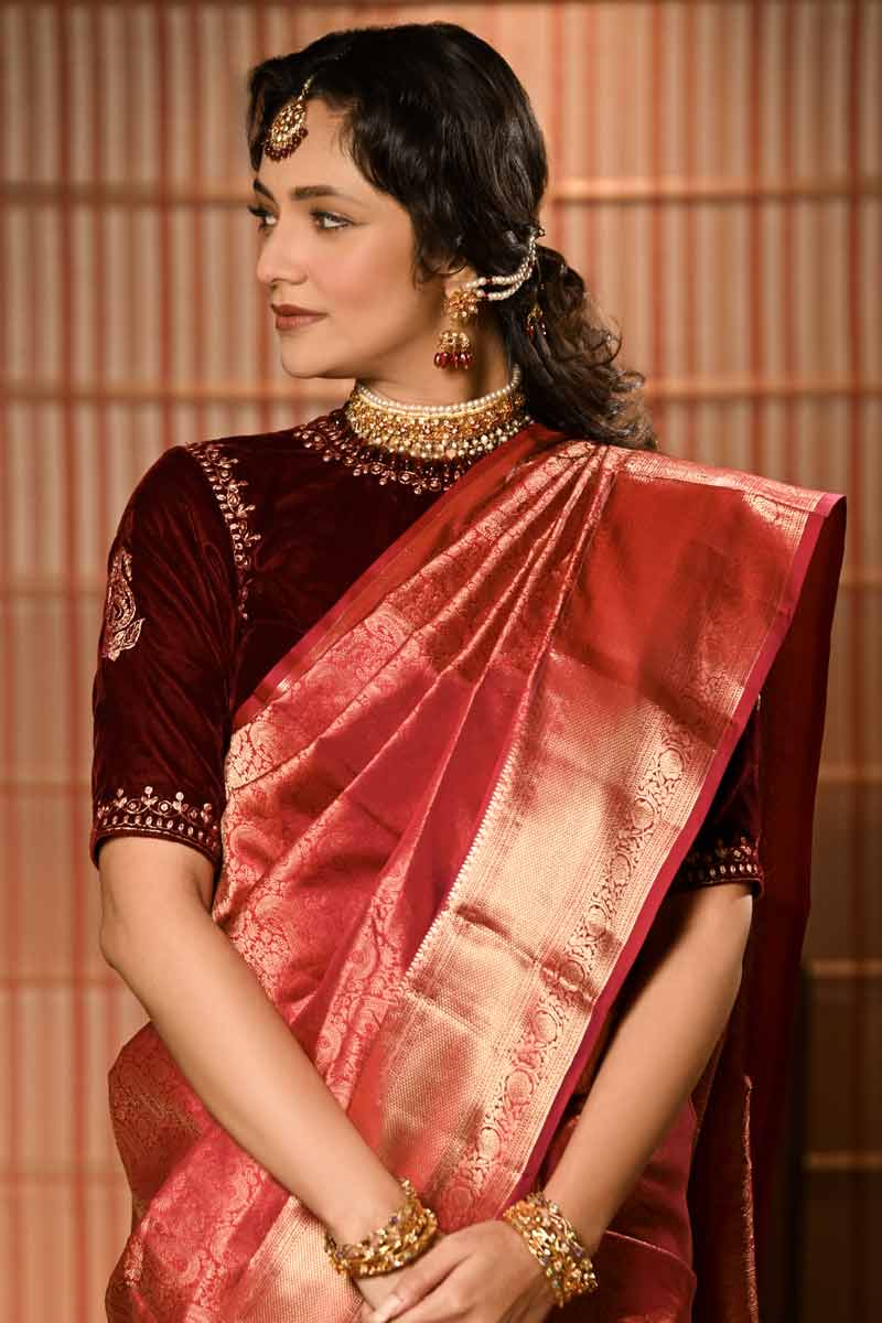 বেনারসির আগমনের আগে জমকালো শাড়ি বলতে বাংলা দেখেছে নিজেদের জামদানি, বালুচরী। কিন্তু তাতে বেনারসি সিল্কের সেই ওজন নেই। তাই নতুন সেই ধারার কাপড়ের প্রতি আলাদাই আকর্ষণ তৈরি হয়। ভারী ভারী গয়নার সঙ্গে পরা শুরু হয় বেনারসি সিল্ক।