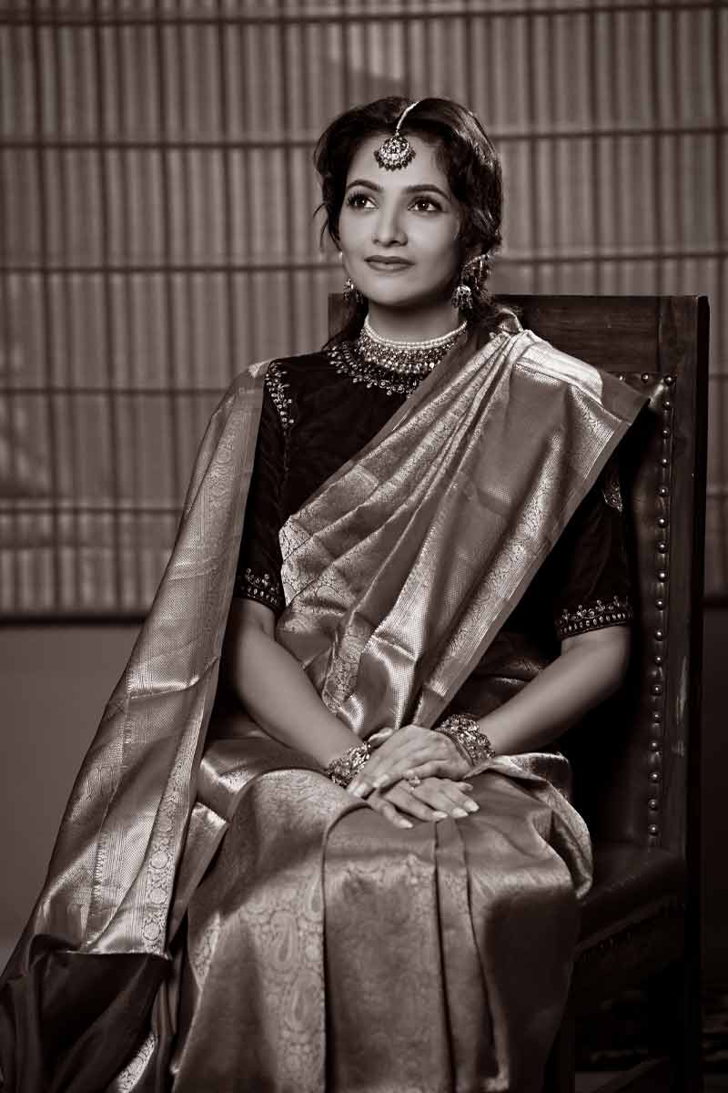 সুস্মিতার ব্লাউজ়ও নজর করার মতো। সে সময়ে ব্লাউজ়ের কাট ছিল অন্য রকম। সুস্মিতার পরনে এখানে ভেলভেটের ঢাকা ব্লাউজ়। পাড়ে জড়ির কাজ। এখনও কর্মক্ষেত্রে পুরুষেরা কলার দেওয়া শার্ট পরেন। কলারের যে আলাদা ওজন আছে সমাজে, তা প্রতিষ্ঠিত। ব্লাউজ়ের কলার যেমন এক ধরনের সম্ভ্রম ডেকে আনে, কলার না থাকলেও, গলা উঁচু ব্লাউজ় তার কাছাকাছি গুরুত্বই দাবি করে।