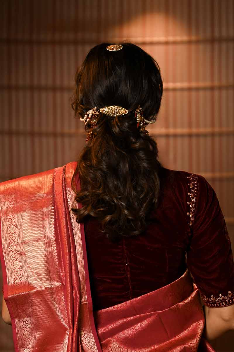 সাজের আনুষঙ্গিক আবার তৈরি হয়েছে হায়দরাবাদি ঘরানায়। টিকলি থেকে শুরু করে চোকার, টানা কানের দুল, জড়োয়ার চুড়ি ঐতিহ্যের ইঙ্গিত দেয়।