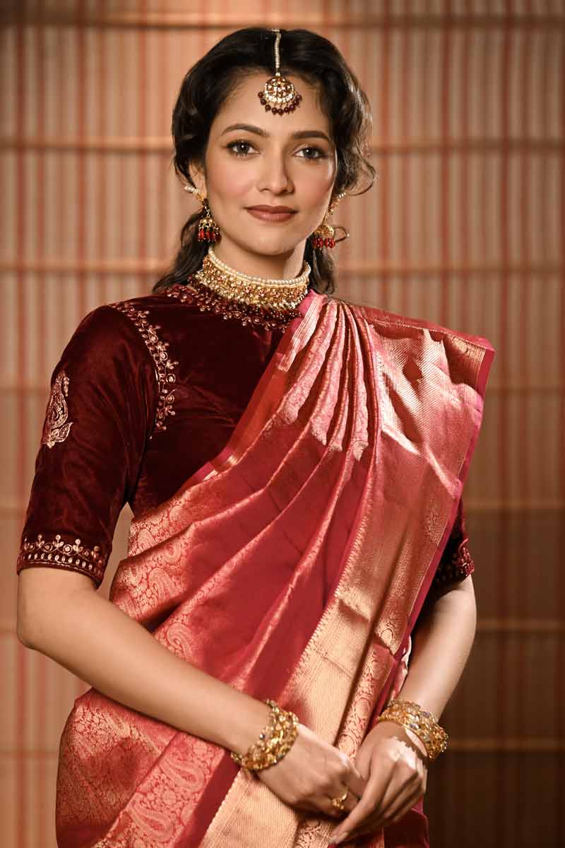 খেয়াল করলে দেখা যাবে, সাহিত্যেও বার বার ফিরে এসেছে সাজ ও শক্তির সম্পর্কের কাহন। বঙ্কিমচন্দ্র চট্টোপাধ্যায়ের ‘কৃষ্ণকান্তের উইল’ পড়লে দেখা যাবে, রোহিনীকে তিনি বেনারসি পরিয়েছিলেন যাতে সে কৃষ্ণকান্তের প্রতি নিজের অধিকার প্রকাশ করতে পারে। লোকের চোখ টানার জন্য এমন ভাবেই বেনারসির মতো ভারী শাড়ির সাজের চল হয় সে সময়ে। শিক্ষিকা, ভারতীয় বস্ত্রকলা সম্পর্কে উৎসাহী এবং ১৯ শতকের বাঙালি মেয়েদের ভ্রমণকথায় বিবর্তমান বাঙালি সমাজের গবেষক শ্রেয়সী চক্রবর্তী আবার বলেন রবীন্দ্রনাথ ঠাকুরের ‘যোগাযোগ’ উপন্যাসের কথাও। কুমুদিনীর বেনারসির সাজ দেখে ছোটলাটের স্ত্রী, মেমসাহেব প্রশংসায় পঞ্চমুখ। ‘‘সমাজে নিজের অস্তিত্বকে প্রতিষ্ঠা করার জন্যও মেয়েরা ভারী শাড়ি, ভারী গয়না দিয়ে সাজতেন তখন,’’ বলেন শ্রেয়সী। অন্দরমহলে থাকা নারীদের জন্য তখন বাইরের জগতের দরজা খোলা নেই। ঘরের ভিতরই জাঁকজমকপূর্ণ সাজে সেজে নিজেদের জাহির করার প্রয়োজন পড়ত।