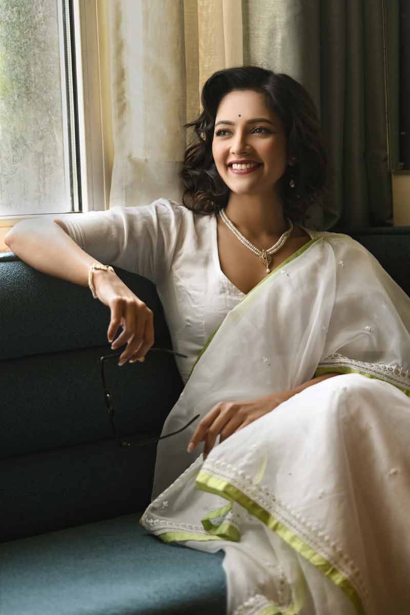 ২০ শতকের প্রথমার্ধে সাজের কথা বলতে গেলে অনেকেরই মনে পড়বে গায়ত্রী দেবীকে। কোচবিহারের রাজকন্যা তথা জয়পুরের রাজমাতা। তাঁর শাড়ি পরার ধরন দেখে স্তম্ভিত হয়ে গেলেন ব্রিটিশেরাও। ফিনফিনে শিফন শাড়ি, সঙ্গে কনুই পর্যন্ত ব্লাউজ়। বব কাট চুল। গলায় হালকা হার। মুক্তোর হোক বা রত্নপাথরের। অল্প কয়েক গোছা চুড়ি আর হালকা কানের দুল। শাড়ির আঁচল ঘুরিয়ে আনা সামনে। কখনও গল্ফ খেলছেন, কখনও বা ঘোড়ায় চড়ছেন, কখনও আবার রাজনীতির মঞ্চে দেখা দিচ্ছেন। কাজের সঙ্গে তাঁর সাজের কথাও ছড়িয়ে পড়ে দিকে দিকে। শুরু হয় ব্যক্তিত্বময়ীদের ফ্যাশনের নতুন ধারা।