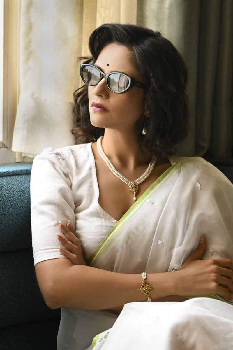 নিজের ব্যক্তিত্বকে নানা ভাবে প্রকাশ করতে এমন সাজের ক্ষেত্রে আঁচল হয়ে উঠত মূল চরিত্র। কখনও ঘুরিয়ে ডান কাঁধে ফেলা হত, কখনও বা হাতের কব্জির কাছে এলিয়ে থাকত। গয়নার ভার নেই শরীরে, কিন্তু ব্যক্তিত্বের ভার সাজ জুড়ে।