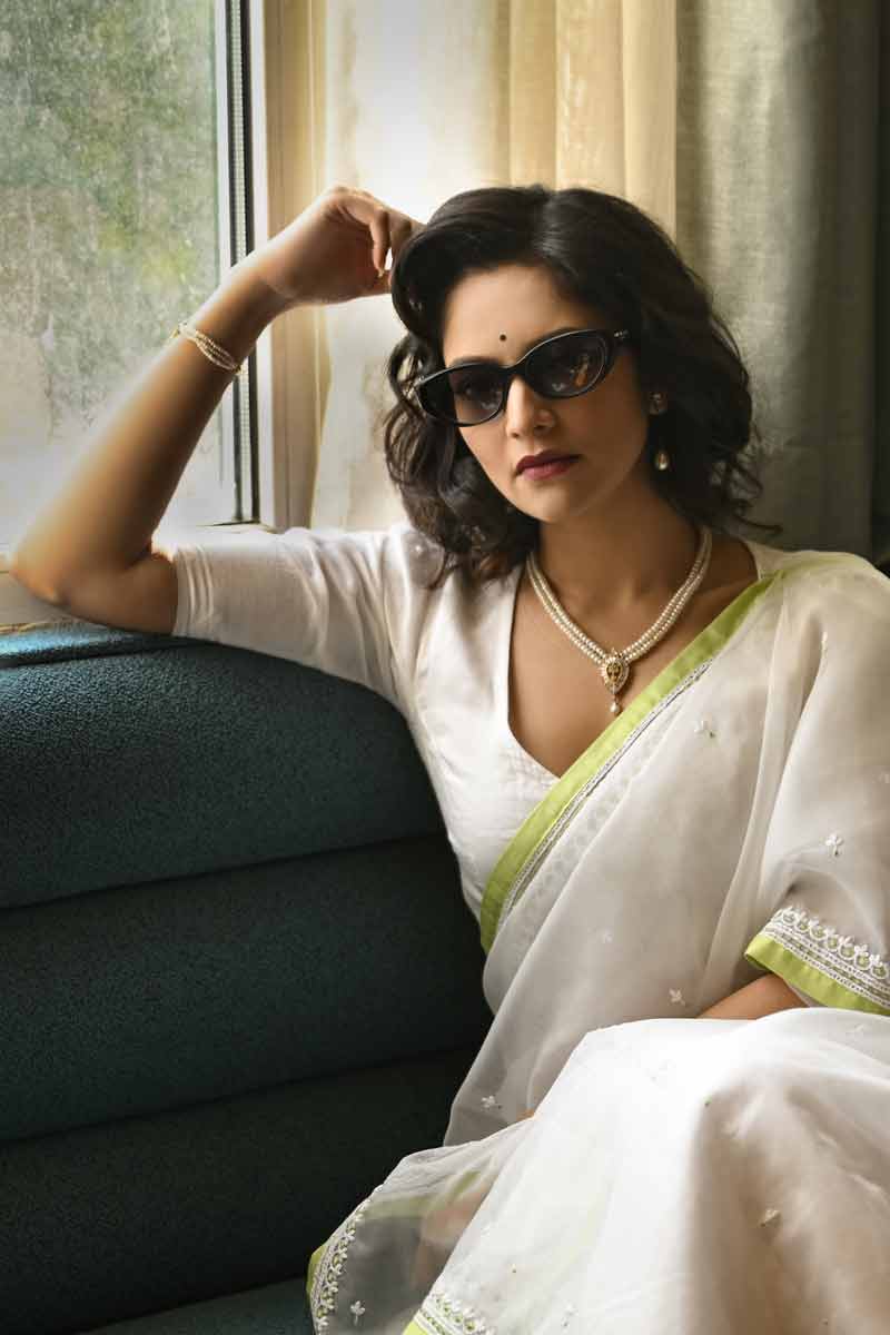 নারীর ভূষণ যে তাঁর শক্তিই, তা তাঁর সাজ বিভিন্ন সময়েই প্রকাশ করেছে। তবে নানা সময়ে যে তাঁর শক্তির প্রকাশ বদলে বদলে যায়, তা দেখিয়েছে বদলাতে থাকা ফ্যাশন ভাবনা। সুস্মিতার সাজ তারই কয়েকটি দিক দেখাল।