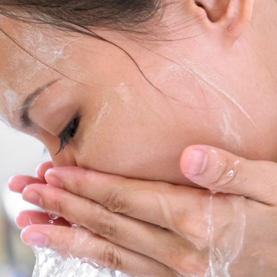  সব কিছুর পরে মাইল্ড কোনও ক্লেনজ়ার দিয়ে ভাল করে ধুয়ে নিন মুখ। এতে ত্বকের আর্দ্রতা নষ্ট হবে না।  