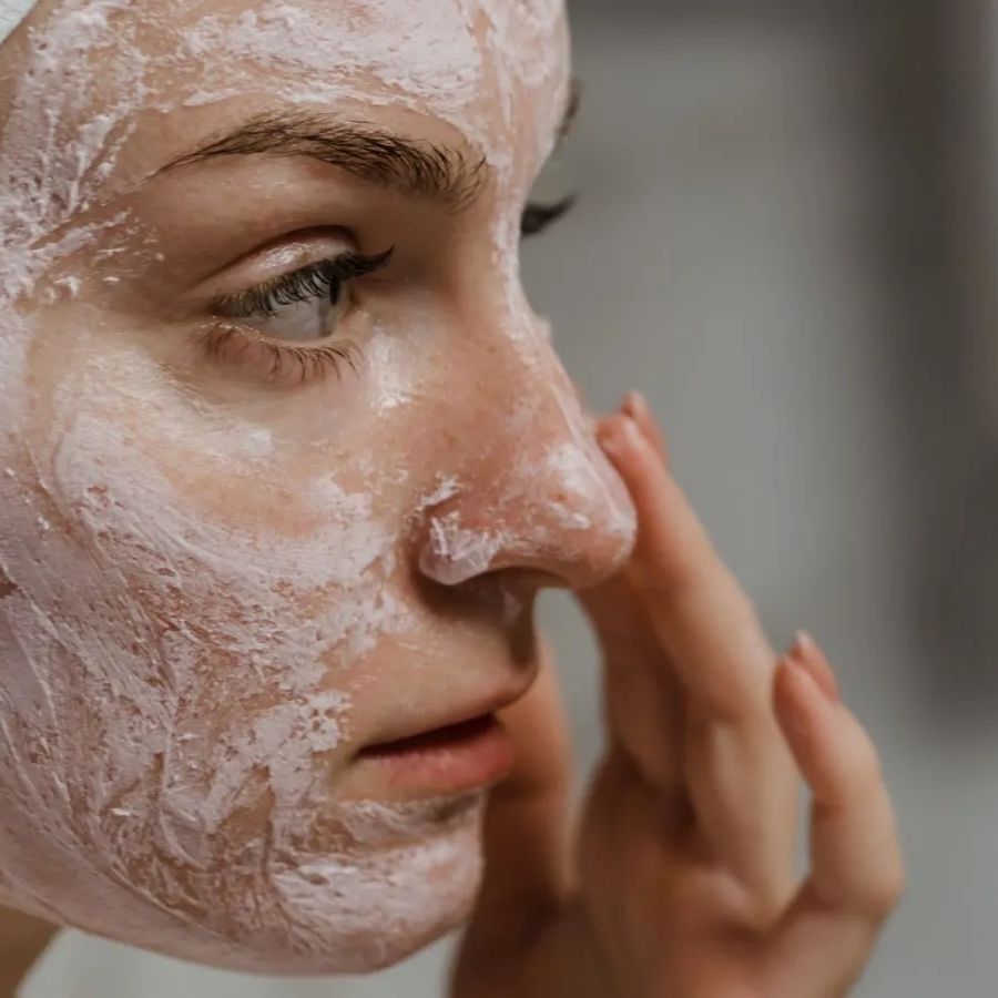 এ ছাড়া স্ক্রাবিং করুন ঘুমোতে যাওয়ার আগে। বাড়িতেই বানিয়ে নিতে পারবেন সহজে। এর জন্য লাগবে কয়েকটি পিষে নেওয়া আখরোট ও এক চামচ মধুর মিশ্রণ। 