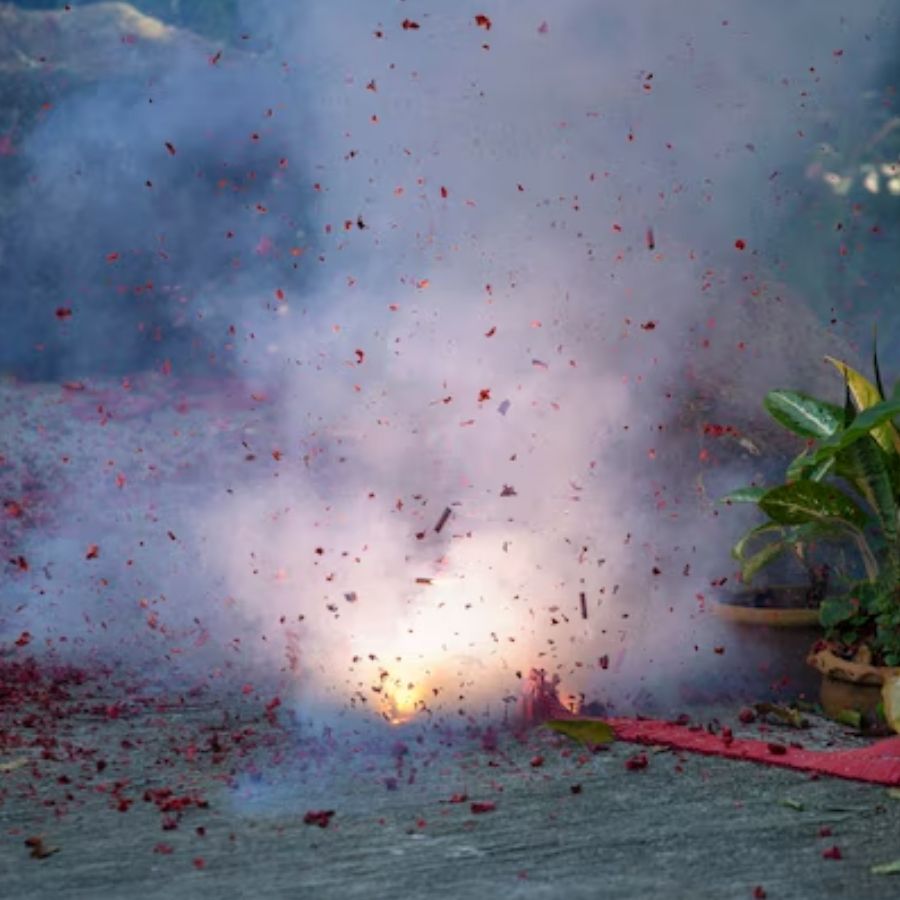 বাজি থেকে নির্গত হওয়া ইনফ্রারেড ও ইউভি (আল্ট্রাভায়োলেট) রশ্মির প্রকোপে ঝলসে যায় ত্বক। প্রাথমিক ভাবে তা টের না পেলেও পরে বোঝা যায় ক্ষতির পরিমাণ। 