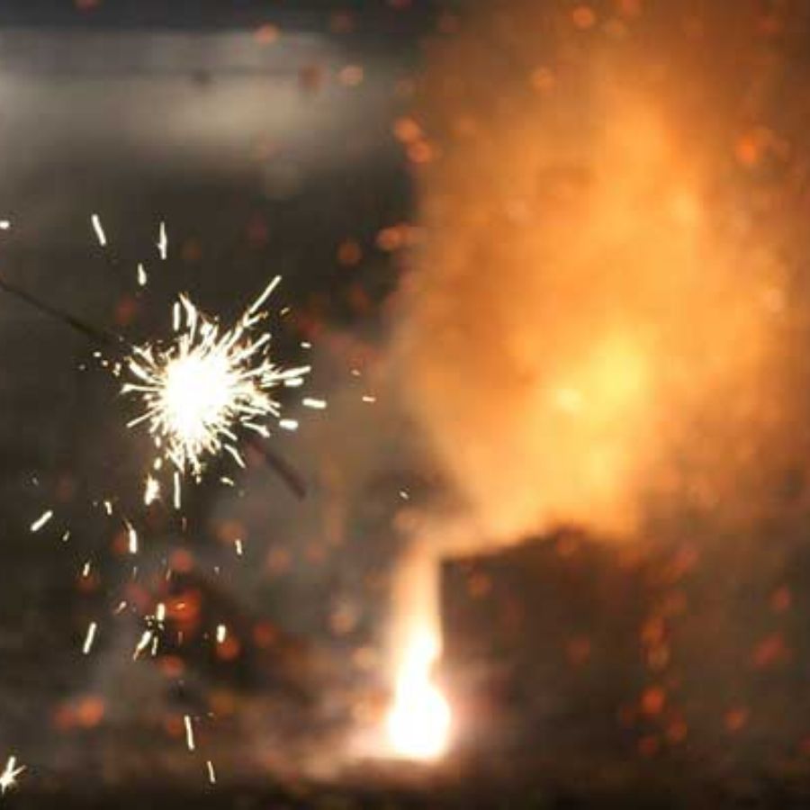 শব্দদূষণের পাশাপাশি বায়ুদূষণের কারণে ফুসফুস, শ্বাসনালীর ক্ষতি তো আছেই। বাজির ধোঁয়ায় মারাত্মক ক্ষতি হয় ত্বকেরও। 