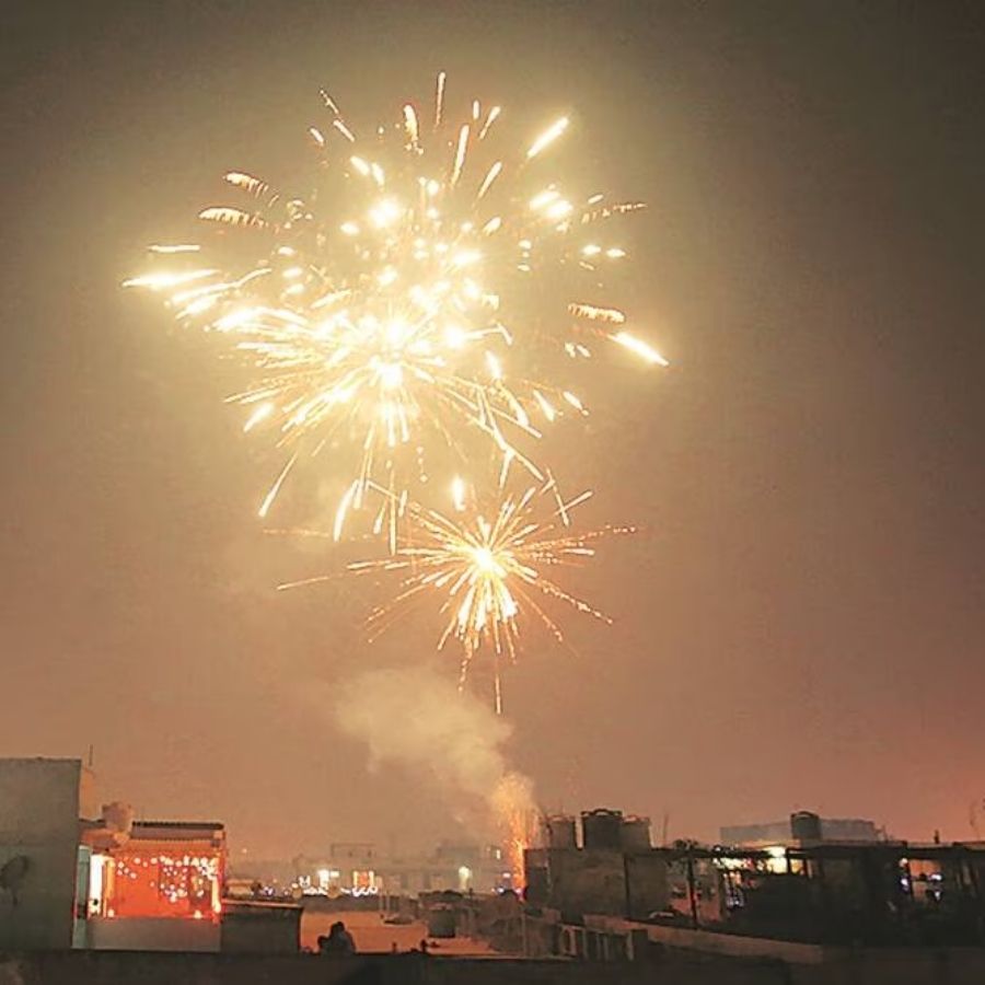 এক দিকে যেমন এটি ‘আলোর উৎসব’, তেমনই জৌলুসের আড়ালে লুকিয়ে এক অন্ধকার দিকও। 