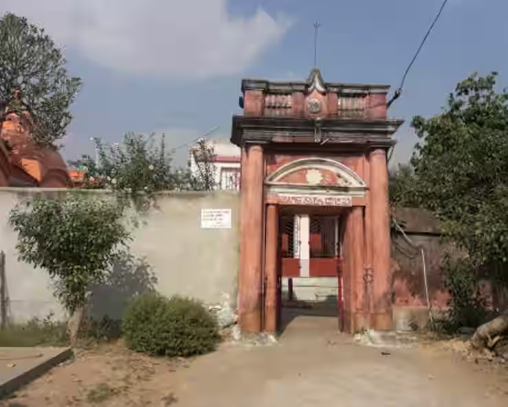 বর্ধমানের লাকুড্ডি এলাকায় এই মন্দির পরিচিত হয় ‘দুর্লভা কালীবাড়ি’ নামে। দেবীও পরিচিতি পান ‘দুর্লভা কালী’ নামে। 