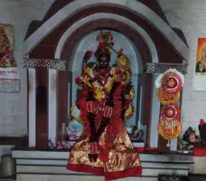 কথিত, একদা গোকুলানন্দ ব্রহ্মচারী নামে এক পরিব্রাজক ঘুরতে ঘুরতে এই জঙ্গলে ঘেরা লাকুড্ডি এলাকায় এসে পৌছঁন। সেখানেই শুরু করেন কালীর সাধনা। 