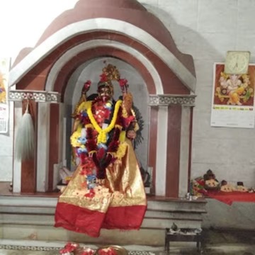  সেই সময়ে ওই এলাকা দিয়ে প্রবাহিত হত বেহুলা নদী। সেই নদীতে স্নান করতে গিয়ে গোকুলানন্দের পায়ে একটি পাথর ঠেকে। তিনি সেটিকে তুলেও নিয়ে আসেন। 