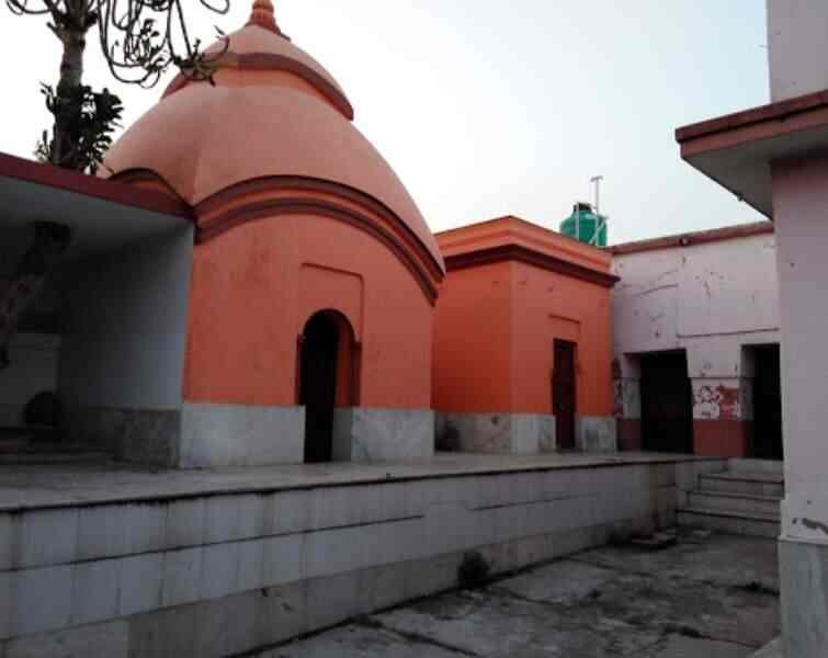 সেই মন্দিরেই রয়েছে পঞ্চমুণ্ডির আসন। যেখানে বসে আমৃত্যু সাধনা করেছেন ব্রহ্মচারী। বর্তমানে মন্দিরের পিছনেই রয়েছে তাঁর সমাধি। 