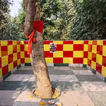 আজও নির্দিষ্ট নিয়ম নীতি মেনেই পুজো হয় দেবীর। মহাকালের উপরে পদ্মফুল। তাঁর উপরে দেবী দুর্লভা। দেবীকে এখানে পুজো করা হয় তন্ত্রমতে।