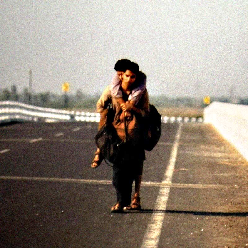 অমৃত চলচ্ছক্তি হারিয়ে ফেলেন। কিন্তু সাইয়ুব তাঁকে মাঝরাস্তায় ফেলে চলে যাননি। ‘হোমবাউন্ড’ ছবির দৃশ্য।