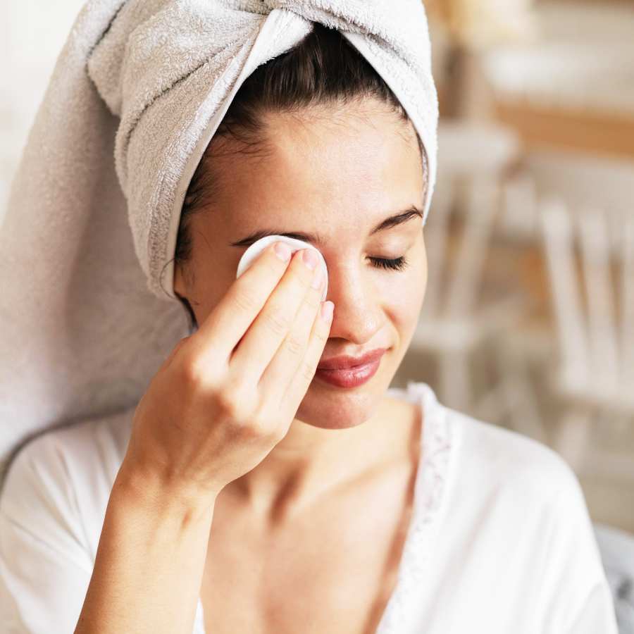 মেকআপ তোলারও নিয়মকানুন আছে। না জানলে, সামান্য মেকআপ থেকেই ত্বকের ক্ষতি হতে পারে।