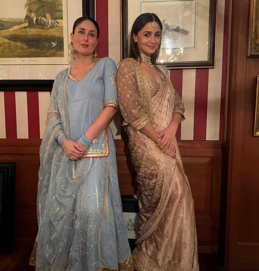 আকাশি ঘাগরা-চোলিতে ননদের থেকে কম যান না করিনা কপূরও।  