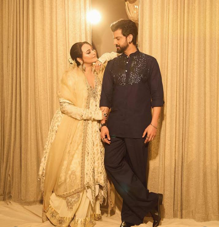 উৎসবের মরসুমে মনের মানুষ জাহিরের সঙ্গে একান্তে সোনাক্ষী সিংহ।