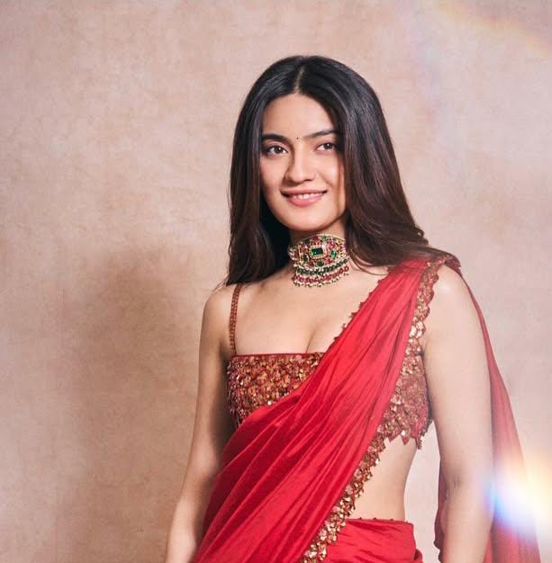 লাল শাড়িতে মোহময়ী ‘লাপতা লেডিজ়’ খ্যাত প্রতিভা রান্তা। 