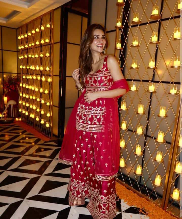 লাল পোশাকে অপরূপা বলিউডের ‘মিমি’ কৃতি শ্যাননও। 