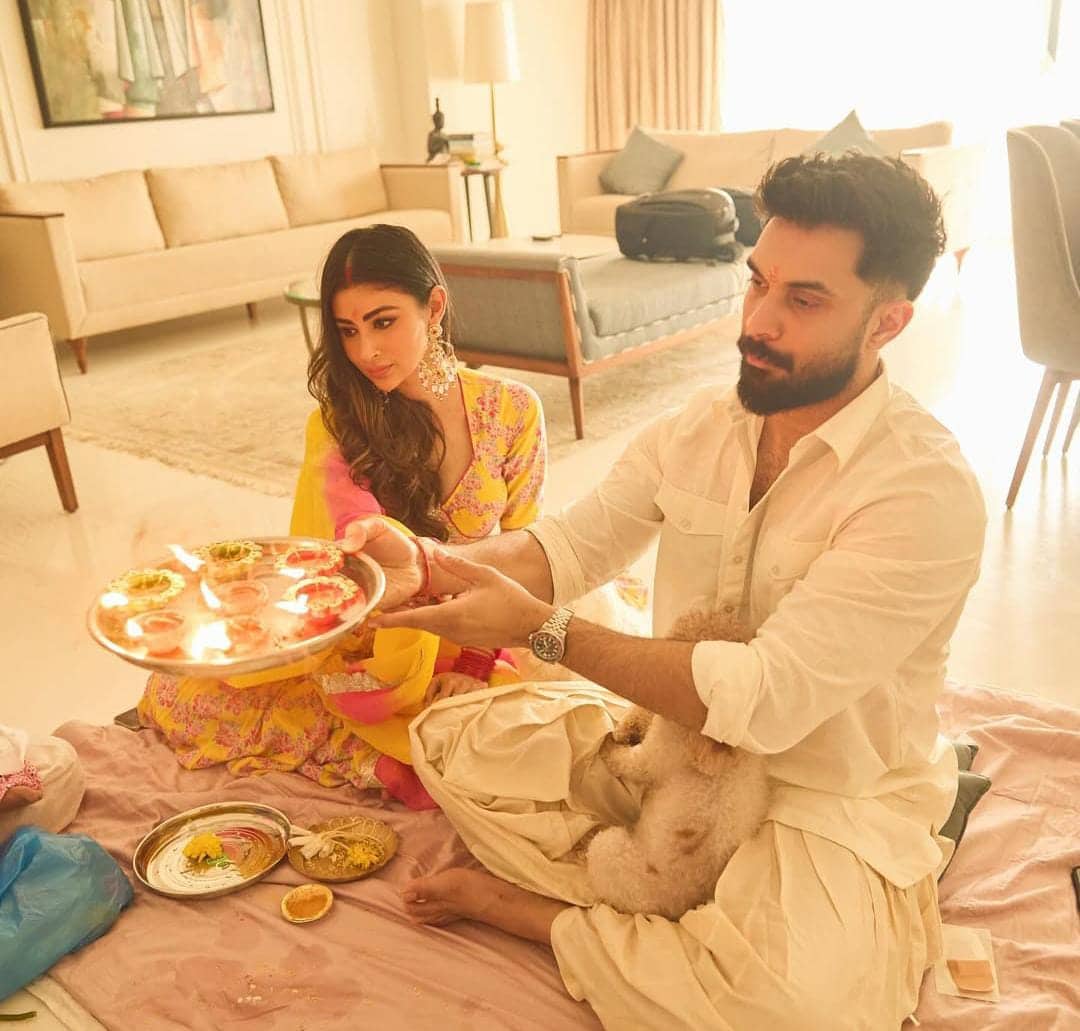 লক্ষ্মীর আরাধনায় মগ্ন মৌনি রায়। 