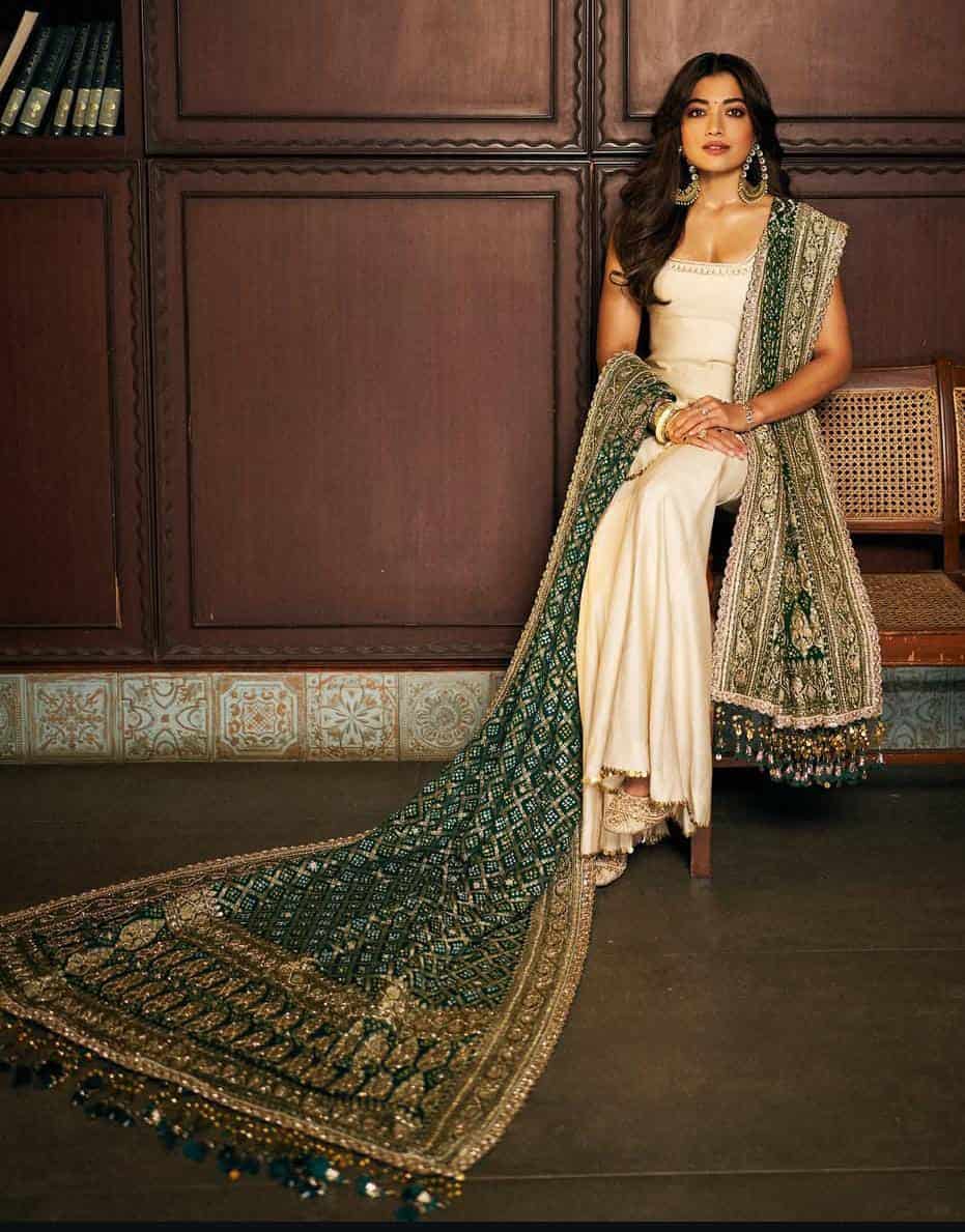  সাদার সঙ্গে সবুজের মেলবন্ধন! দীপাবলির সাজে ঝলমলে রশ্মিকা মন্দনা। (এই প্রতিবেদনটি ‘আনন্দ উৎসব’ ফিচারের একটি অংশ।)