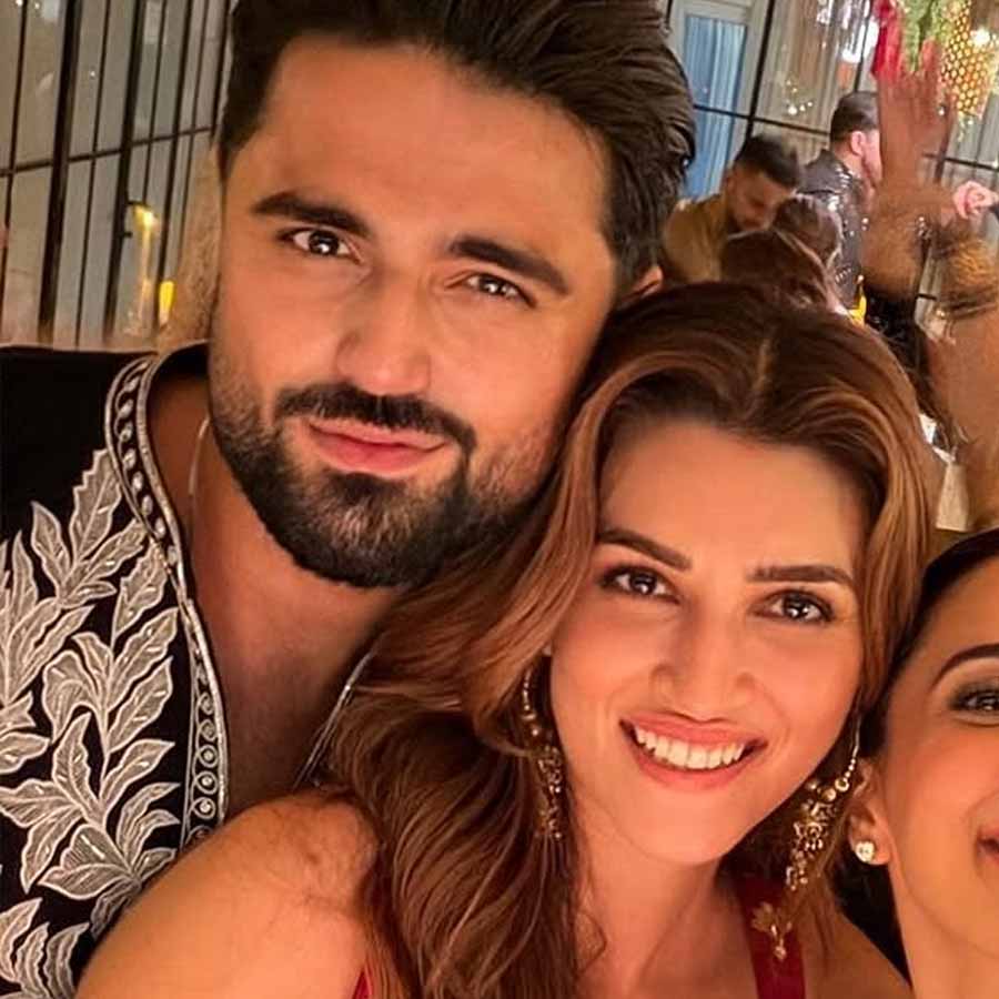 কবীরের সঙ্গে কৃতি। 