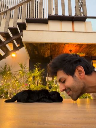 পোষ্যের সঙ্গে কার্তিক। 