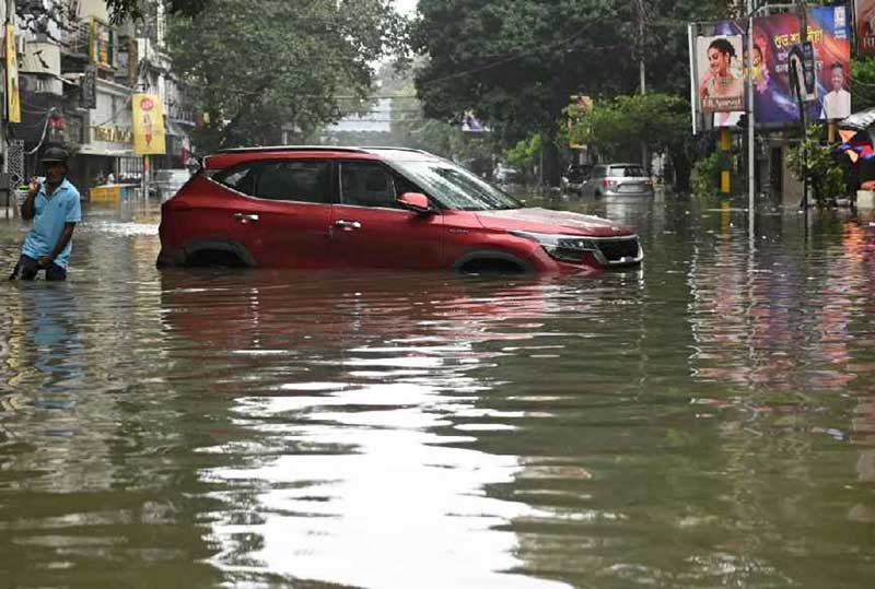বৃষ্টির জমা জলে গাড়ির নীচের অংশ ডুবে গিয়েছে।