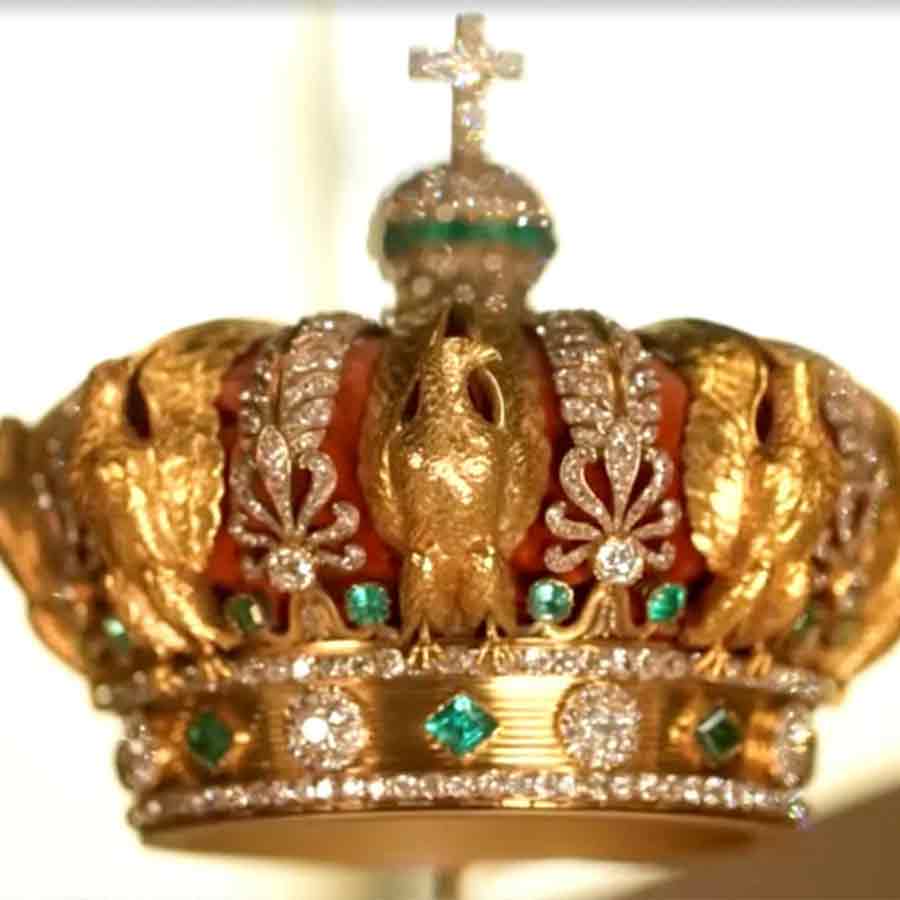 এই মুকুটটি চোরেরা ফেলে পালায়।