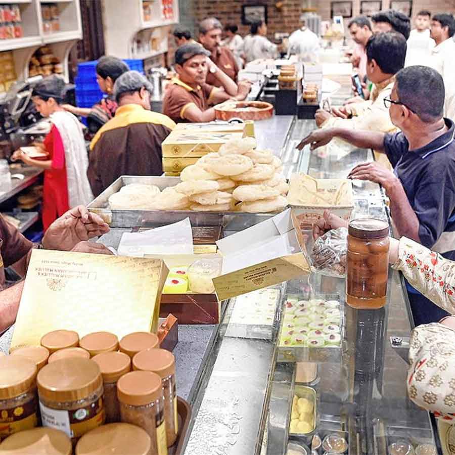 Crowds are increasing at sweet shops for Bhaiphonta