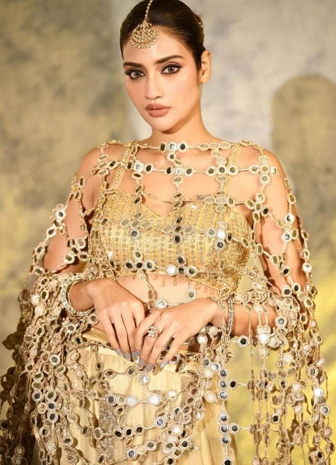 অভিনব দোপাট্টার সঙ্গে লেহঙ্গার মেলবন্ধন, নজরকাড়া নুসরত।