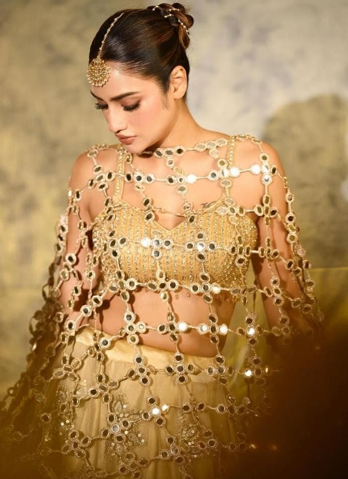 অভিনেত্রীর থেকে যেন চোখ ফেরানো দায়।