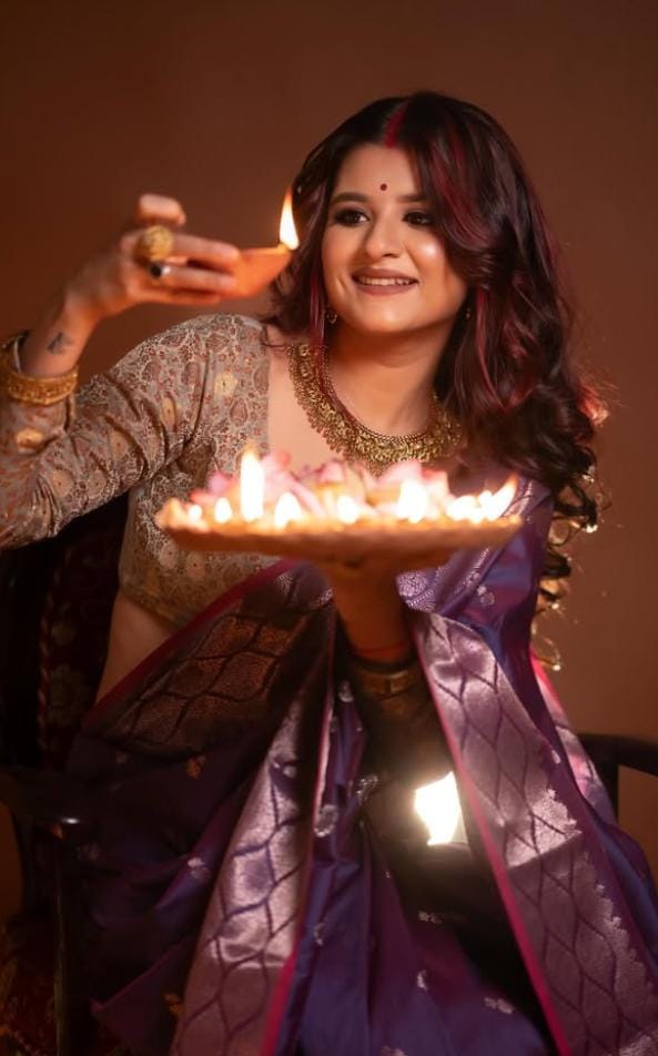  শাড়ি সুন্দরী রূপসা চট্টোপাধ্যায়। 