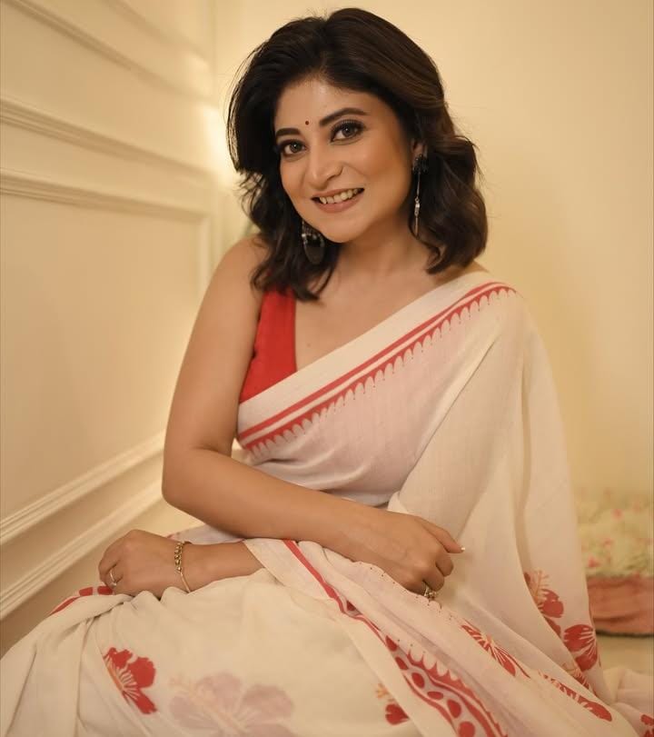 পরিমিত সাজেই অপরূপা সন্দীপ্তা সেন। 