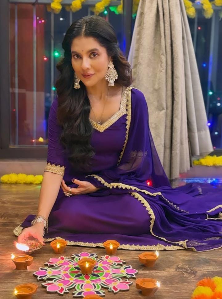 বেগুনি চুড়িদারে ‘ফেস্টিভ রেডি’ পায়েল সরকার।  