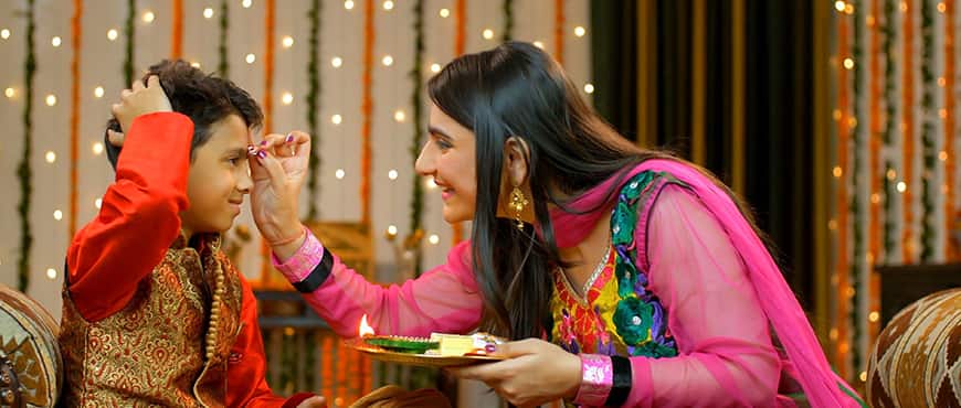 দীপাবলির সঙ্গেই আসে ভাইফোঁটা বা ভাই দুজ। ভাই বোনের সম্পর্ককে উদ্‌যাপনের বিশেষ দিন। ভাইয়ের মঙ্গল কামনায় প্রদীপ জ্বেলে, ফোঁটা দিয়ে বোন বলে ওঠে, 'যম দুয়ারে পড়ল কাঁটা...'। এই বিশেষ দিনের জন্য ভাইয়ের জন্য দিদি বোনেরা বাহারি পদ রান্না করেন, এমনকী ফোঁটার সময়ও মিষ্টিমুখ করানোর জন্য নানা ধরনের মিষ্টি রাখা থাকে। 