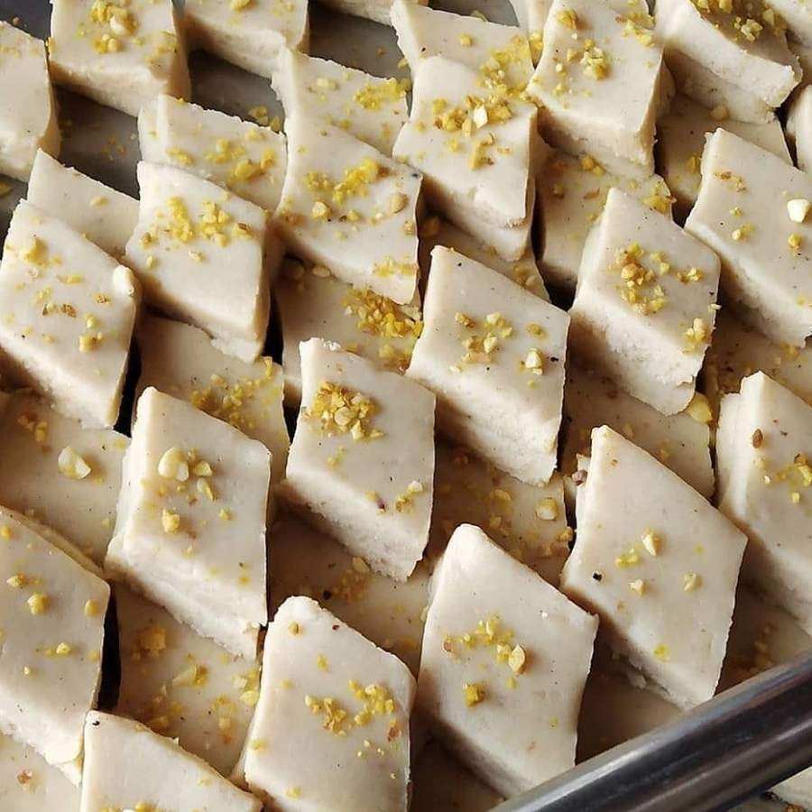 নারকেল বরফি বানাতে কী কী লাগবে চলুন জেনে নেওয়া যাক। 