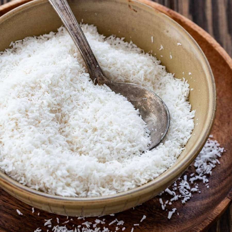 নারকেল বরফি বানাতে লাগবে নারকেল কোরা ২ কাপ, এক থেকে দেড় কাপ চিনি, আধ কাপ দুধ, ঘি, এলাচ গুঁড়ো, ড্রাই ফ্রুটস মূলত কাজু, আমন্ড বা পেস্তা কুচি। 